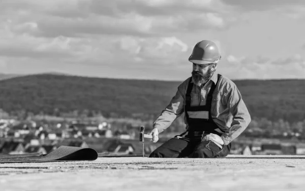 Flat roof installation. Roofer constructing new roof. Estimate materials requirements for projects. Install roofing materials. Heat insulation. Man roofing surface. Professional master repair roof — Stock Photo, Image