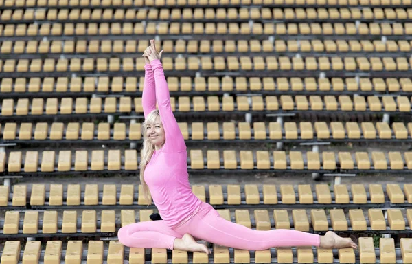 Söt ung kvinna som gör yoga asanas i parken — Stockfoto