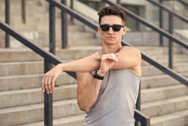 Odaklanmış ciddi sporcu ısınıyor ve kaslarını esnetiyor.