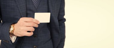 Erkek el ele tutuş boş ziyaret kartı beyaz, iş yerinde izole kopyalama alanı için bilgi sunar