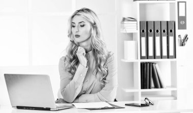 Çevrimiçi veri. Çalışmaya devam. İş kurmak. Bağımsız sigorta acentesi. Ofiste çalışan güzel bir kadın. Sigortacı yardım etmeye hazır. Uygun fiyatlı sigorta sigortası bul