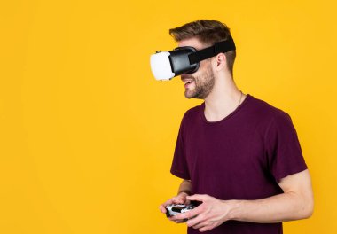 Tıraşsız yüzlü ve şık saçlı genç adam kablosuz kulaklık takıyor, dijital hayat.