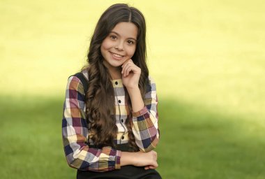 Senin için mükemmel bir cilt bakımı buldum. Mutlu çocuk açık havada tenine dokunuyor. Küçük bir çocuğun güzel görünüşü. Cilt bakımına geri dön. Organik ürünler. Doğal cilt bakımı, kopyalama alanı