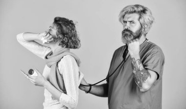 Steteskopla dinle. Sağlık ve Sağlık Hizmetleri. Doktor ve hasta tedaviyi tartışıyorlar. Hastalık teşhisi hakkında danışmanlık. Doktor ve hasta hastanede buluşuyor. Sağlık uzmanları