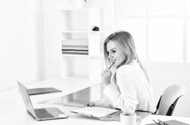 Her zaman kâr. Kablosuz internet bağlantısı. Okul öğretmeni çevrimiçi çalışıyor. Modern ofisteki bin yıllık kadın web sitesi. İş kadını, müşteri ya da meslektaşıyla görüntülü konuşma yapıyor