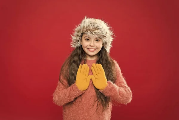 Felice ragazza adolescente indossare vestiti caldi. sentirsi a proprio agio e accogliente in qualsiasi tempo. vacanze invernali e vacanze. bambino in cappello con paraorecchie. bambino in maglia guanti e maglione. infanzia — Foto Stock