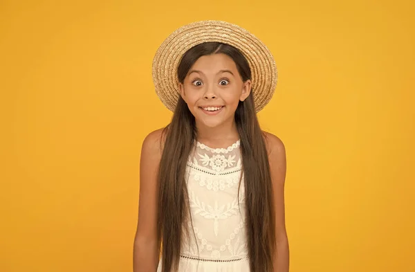 Feliz día de los niños. vacaciones de verano y viajes. niño usar sombrero de paja. niño listo para la temporada de playa. moda para el clima soleado. felicidad infantil. pequeña chica sorprendida tiene belleza natural —  Fotos de Stock