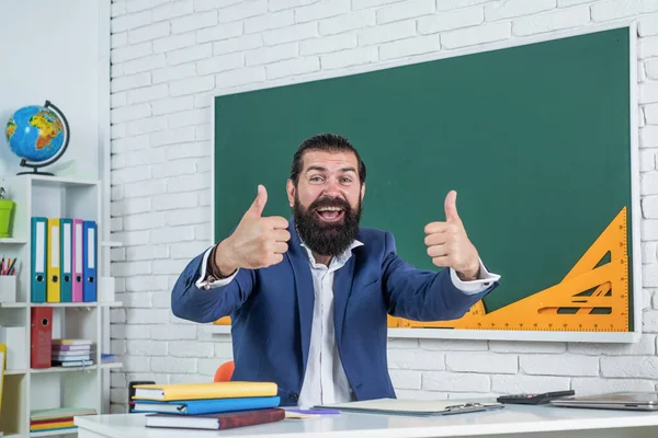 Man met baard en snor kijken als zakenman of leraar op school of universiteit, succesvolle studie — Stockfoto