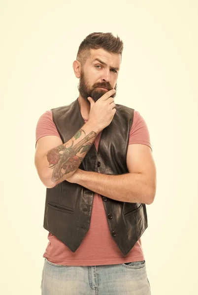 Pense différemment. Barbe coiffante et moustache. Mode tendance barbe toilettage. Un homme réfléchi prend une décision. Hipster avec barbe mec brutal. Concept de masculinité. Salon de coiffure et toilettage de la barbe — Photo