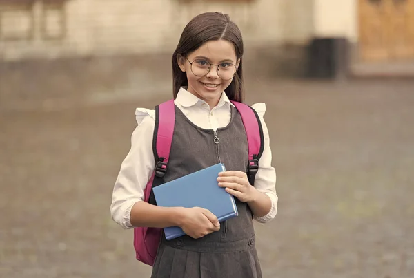 A dar as boas vindas a todos na escola. O miúdo feliz vai para a escola. 1 de Setembro. De volta à escola. Dia do conhecimento. Educação formal, informal e não formal. Ensino privado. A tua história começa aqui. — Fotografia de Stock