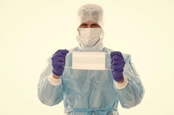 Hombre trabajador médico en traje de protección aislado en blanco mantener a salvo de covid19 sarro pandemia virus, coronavirus — Foto de Stock