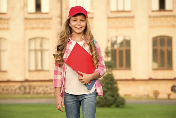 Una bella bambina che va a leggere. studiare letteratura per bambini. imparare con la cartella del documento. giorno della conoscenza. istruzione scolastica moderna. infanzia felice. teen girl con libro. L'istruzione è potere — Foto Stock