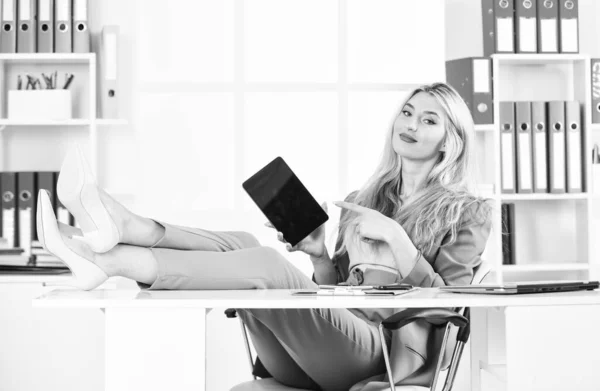 微笑的女人，ceo用现代平板电脑。办公室生活。新技术和数字装置。商业成功的概念。老板在饭桌上放松一下。成功的女商人在平板电脑上观看。多姿多彩的生意 — 图库照片