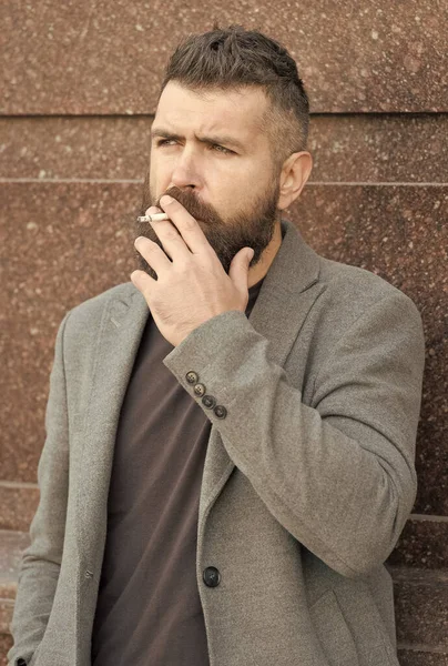 Vahşi, olgun, bıyıklı, dışarıda sigara içen modern ceketli, bağımlı bir adam. — Stok fotoğraf