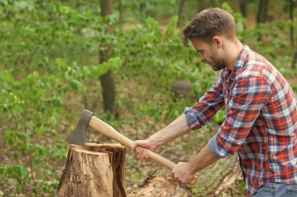 Precisamos de mais lenha. homem forte com machado. lenhador. Homem do rancho carrega machado. sexy cara usar camisa na floresta. energia masculina e energia. lenha no acampamento. acampar e caminhar. actividade exterior — Fotografia de Stock