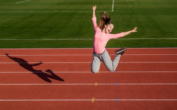 Ser enérgico es el nuevo tú. Niño enérgico saltar en pista de atletismo. Estilo de vida activo — Foto de Stock