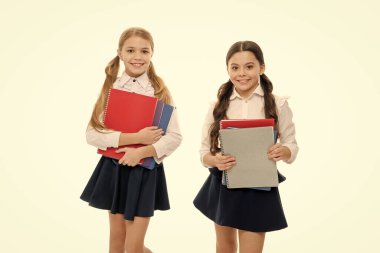 Edebiyatta ortak zevklerimiz var. Sevimli edebiyat okuyucuları. İngiliz edebiyatında kitapları tutan sevimli küçük liseli kızlar. Yabancı dil ve edebiyat okuyan küçük ilkokul çocukları