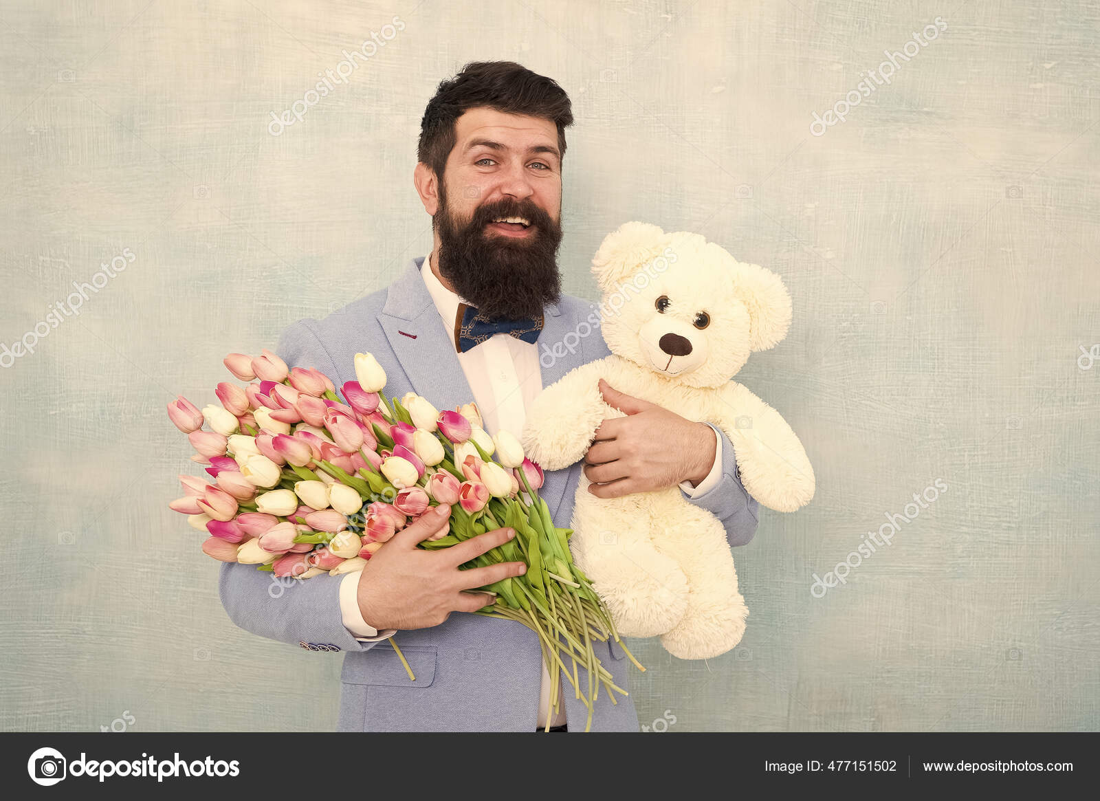 Heureux Et Amoureux Homme Barbu Costume Gentleman Noeud Papillon Tenir Ours En Peluche Et Bouquet Gentleman Lui Faisant Une Surprise Romantique Un Cadeau Romantique Messieurs Salutations D Anniversaire Joyeux Anniversaire Mon Amour Image Heureux Et Amoureux Homme Barbu Costume Gentleman Noeud Papillon Tenir Ours En Peluche Et Bouquet Gentleman Lui Faisant Une Surprise Romantique Un Cadeau Romantique Messieurs Salutations D Anniversaire Joyeux Anniversaire Mon Amour Image