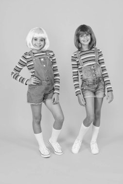 Anime hayranı. Renkli peruklar içinde neşeli arkadaşlar. Anime kostüm partisi konsepti. Animasyon stili renkli grafikleri karakterize etti. Canlı karakterler fantastik temalar. Anime toplantısı. Mutlu küçük kızlar