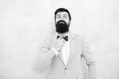 Sakallı hippi resmi takım elbiseli, papyonlu. Düğün modası. Resmi tarz mükemmel kıyafet. Kusursuz damat. Düğün öncesi kaygısı için ipuçları. Benim büyük günüm. Düğün smokinli iyi giyimli bir adam.