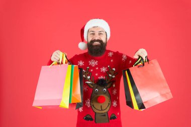 Sakin ol ve devam et. Sakallı adam, alışveriş torbalarını tut. Mutlu hipster kese kağıdı taşır. Renkli çantalarda tatil alışverişleri. Kış indirimi ve indirimi. Noel ve yeni yıl hazırlığı. Çantaları alın.