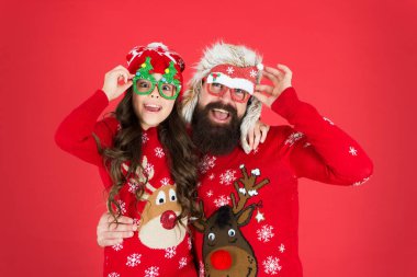 Şaşırmak. Aşk ve neşe. Baba ve kızı Noel 'i kutluyor. Küçük kız babasıyla eğleniyor. Mutlu yıllar. Aile tatili. Kışın sıcak kal. Mutlu noeller. Çocuk ve Noel Baba partideler.