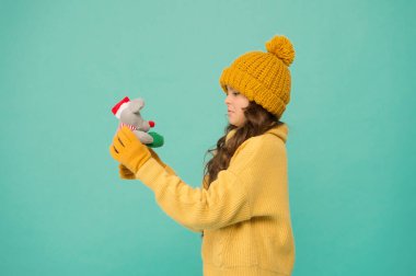 Hediyelerden hoşlanmaz. Noel 'i kutlayalım. Yeni yıl geldi. Xmas alışveriş ve hazırlık. Noel oyuncağıyla mutsuz bir kız. Kalın elbiseli küçük bir çocuk hediyesini tutuyor. kış mevsimi
