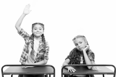 Okullarına geri döndüler. Elleri havada, beyaz masalarda yalnız oturan sevimli çocuklar. Küçük liseli kızlar zorunlu eğitim alıyorlar. Küçük çocuklar evde eğitimin tadını çıkarıyorlar. Okul yılları.