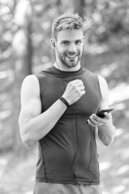 Başvuru formu hazırla. Akıllı telefonu ve akıllı saati olan sporcu koşuya hazır ol. Spor uygulaması ile çalışmak daha eğlenceli. Uygulama kullanarak çalıştırılacak rotayı ayarla. Akıllı telefon koşuya hazır.