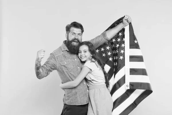 Az élet és a szabadság öröme. Hazafias család ünnepli az amerikai szabadságot a függetlenség napján. Apa és a kisgyerek élvezik a szabadságot és a szabadságot. Személyes szabadság és szabad akarat — Stock Fotó