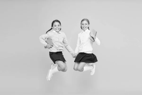 Kindheitsglück. Schulmädchen putzen Schuluniform. Schulfreundschaft. September wieder. Schultag Spaß fröhliche Momente. Kinder putzige Studenten. Schulmädchen beste Freunde hervorragende Schüler — Stockfoto