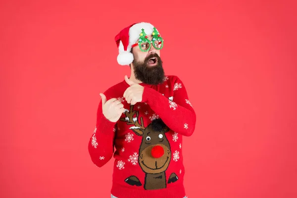 クリスマス前の配達。髭の男サンタ・ハットレッド・ウォール。メリー・クリスマス。クリスマスパーティーのメガネの男。新年明けましておめでとう。面白いヒップスターニットセーター。寒い気候のための暖かい布。冬休みシーズン — ストック写真
