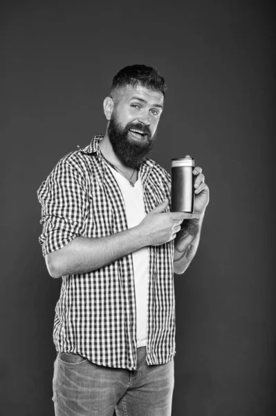 Hábitos de higiene para los hombres. Hipster celebración de gel o botella de champú para la higiene personal sobre fondo gris. Hombre barbudo con producto de higiene. Higiene y salud diarias — Foto de Stock