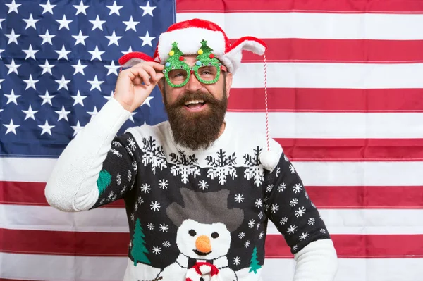 Dekorera julen med amerikansk flagga. Patriotisk hipster firar vinterlov. Nationella helgdagar. Trevlig helg. Njut av magiska högtider. Kära Santa Jag har varit bra — Stockfoto