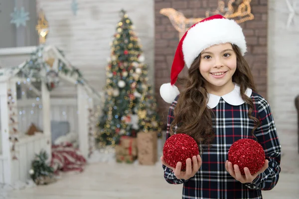 Módní dětský dekorativní vánoční ples. štěstí a jásot. Ráno před Vánocemi. Šťastný nový rok. usmívající se dítě v Santově klobouku. zimní prázdninové aktivity. Vánoční nákupy. kostým malé dívky elf — Stock fotografie