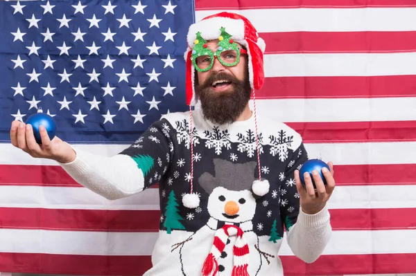 Saludos de invierno. Divirtiéndose. Concepto de alegría. Alegre hipster. Gran Navidad americana. Feliz fondo de la bandera de Santa América. Hombre americano barbudo. Celebrar la Navidad y el año nuevo a la manera americana —  Fotos de Stock