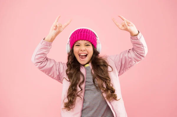 Felicidad. rosa es su color favorito. niño pequeño escuchar auriculares de música. pelo rizado largo del niño. cuidado del cabello en temporada de invierno. ropa de abrigo para el clima frío. tiempo de vacaciones. niña feliz vivir la vida rosa — Foto de Stock