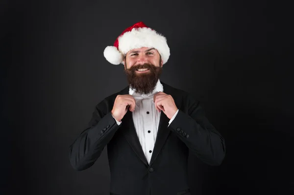 Vessen egy pillantást a karácsonyi hagyományokra. Boldog üzletember csokornyakkendőt javít. A szakállas ember úgy érzi magát, mint a Mikulás, divatos stílusban. Karácsonyi party jelmezek és divatkiegészítők. Karácsonyi stílus és divat — Stock Fotó