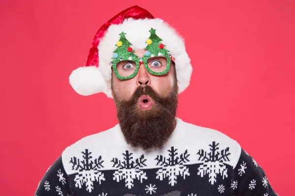 Meglepett arc. Boldog szakállas ember mikulás kinézettel. Üdülési kellékek a Mikulás partira. Karácsonyi és újévi ünnepség. Jó hangulat. Jön a Mikulás. Mikulás férfi visel karácsonyfa party szemüveg — Stock Fotó