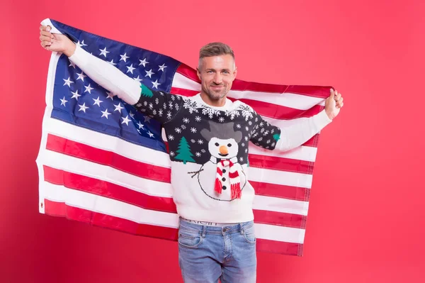 Espíritu nacional en las vacaciones de Navidad. celebrar el año nuevo en los EEUU. hombre bandera de América fondo rojo. ir a estados unidos en días festivos. orgullosa de la patria. vacaciones de Navidad. sensación de libertad —  Fotos de Stock