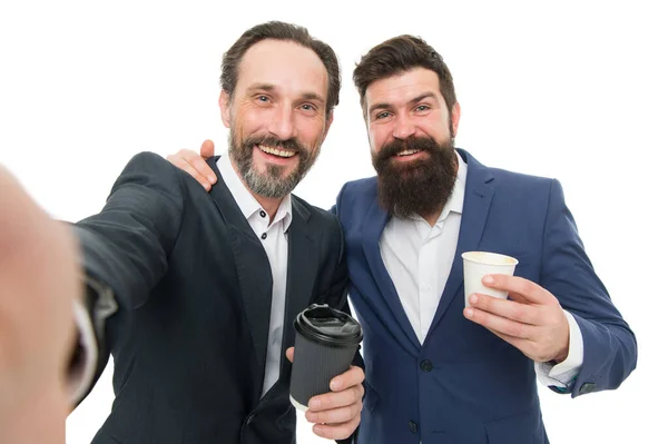 Selfie con un amigo. Hora del almuerzo. Una pequeña charla. Disfrutando del café. Los hombres barbudos se comunican relajante café descanso conferencia de negocios. Visitar la convención o cumbre de negocios. Gente de negocios café descanso —  Fotos de Stock