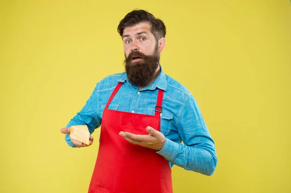 ¿Podrías probar esto? elegir compras en línea. Producto gourmet. desconcertado barbudo hombre mantenga el queso. técnicas de elaboración de queso. fabricante de queso. hipster con barba en delantal de chef. Tienda de productos lácteos —  Fotos de Stock