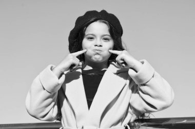 Balık gibi sessiz. Hiçbir şey söylemeyecek. Küçük kız dışarıda sonbahar kıyafeti giyiyor. Sonbahar sırları. Sonbahara elveda. Geçen sonbahar kirişleri. Sonbahar tatili için fikir. Gökyüzü arka planında gülümseyen küçük çocuk