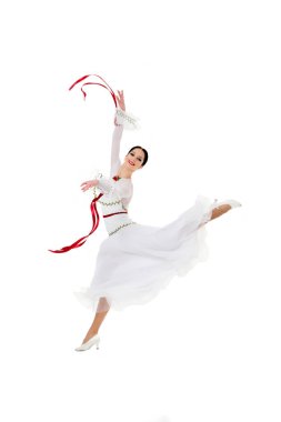 Balo dansçısı kadın beyaz sahilde yalnız poz veriyor.