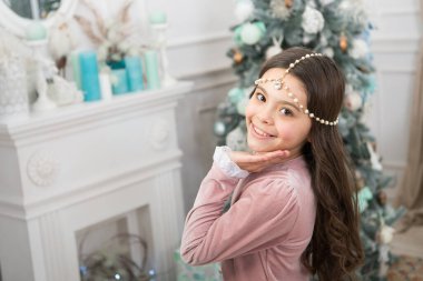 Bekliyorum. Yeni yılı bekliyor. Güzel küçük prenses Noel 'i kutluyor. Evde gülümseyen sevimli bir çocuk. Mutlu yıllar 2020. tatil partisi kutlaması. Yılbaşı evi dekorasyonu. Xmas alışveriş zamanı.