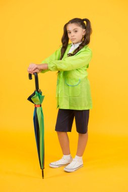 Yağmurluğunu şemsiyeyle eşleştir. Öğrenci kız yağmurluk giyer. Küçük liseli kızlar yağmurlu günlerde suya dayanıklı kıyafetler giyerler. Sevimli liseli kız bahar havası için kendini güvende hissediyor. Su geçirmez konsept