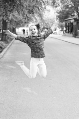 Dinlenmek için tatil zamanı. Olumlu duygular. Küçük kız parkta dinleniyor. Küçük çocuk yürüyüş parkının keyfini çıkar. Hafta sonu tatili. Kaygısız kız çocuğu. Yaz tatili. Duygusal çocuk doğası geçmişi. Çocuk bakımı