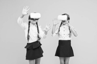 Artırılmış gerçekliği keşfediyorum. Deneyimler iletişim kurar ve projeleri yönetir. Çocuklar modern VR teknolojisi kullanır. Sanal gerçeklik. VR kulaklık. Gelecek eğitimi. Liseli çocuklar kablosuz sanal gerçeklik gözlüğü takarlar.