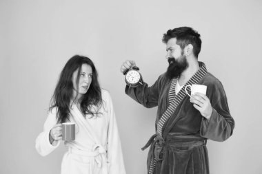 Uyanma vakti. Aile hayatı rutini. Çalar saat seven komik bir çift. Aşk ilişkileri. Evde çay saati. Zor bir sabah. Sabah çifti kahve içer. Erkek sakalı ve kız kahve fincanı. Neşeli bir ruh halinde uyanmak.