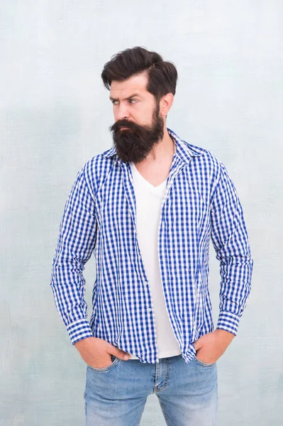 Bärtiger Mann ernsthaft getunt. Jeanslook. Männlicher lässiger Modestil. Friseure kümmern sich um echte Männer. Brutaler Hipster mit Schnurrbart. Reifer Hipster mit Bart. Selbstbewusst in seinem Stil — Stockfoto